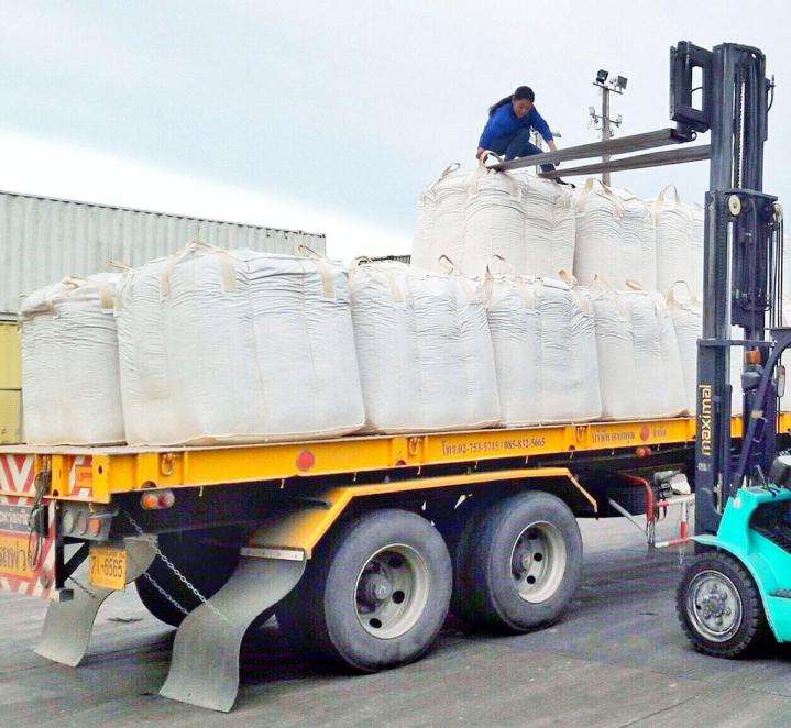 Livraison sur site de matériaux en big bag.
